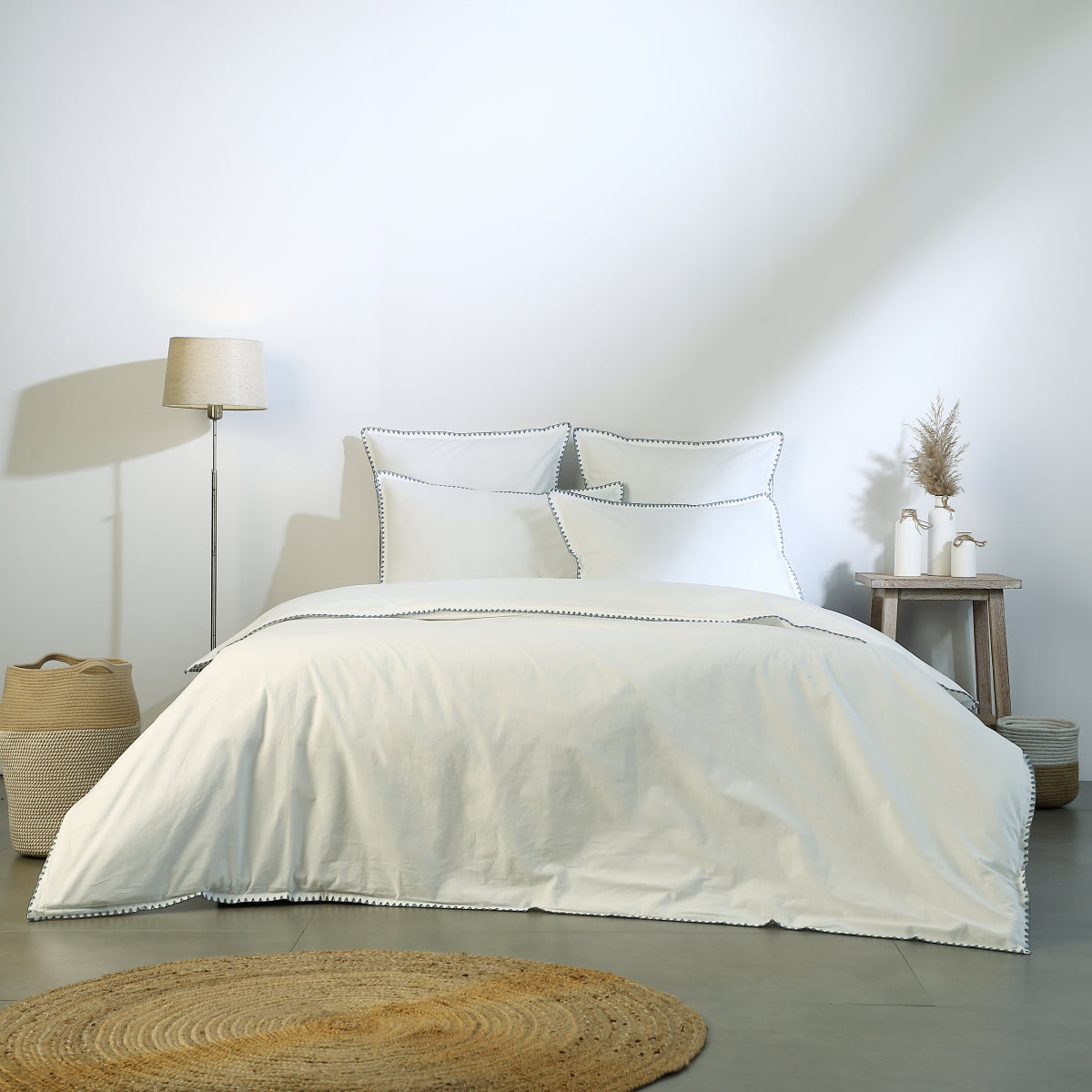 Taie d'oreiller brodée percale de coton blanc / denim ZOÉ