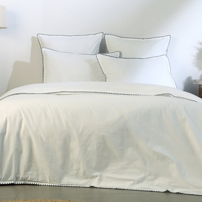 Taie d'oreiller brodée percale de coton blanc / denim ZOÉ