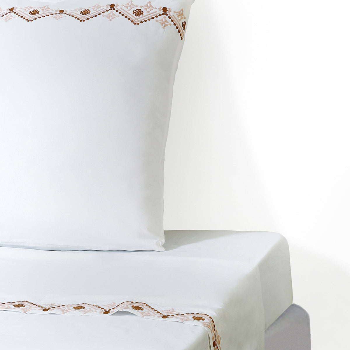 Drap plat brodé percale de coton 240x300 NORA