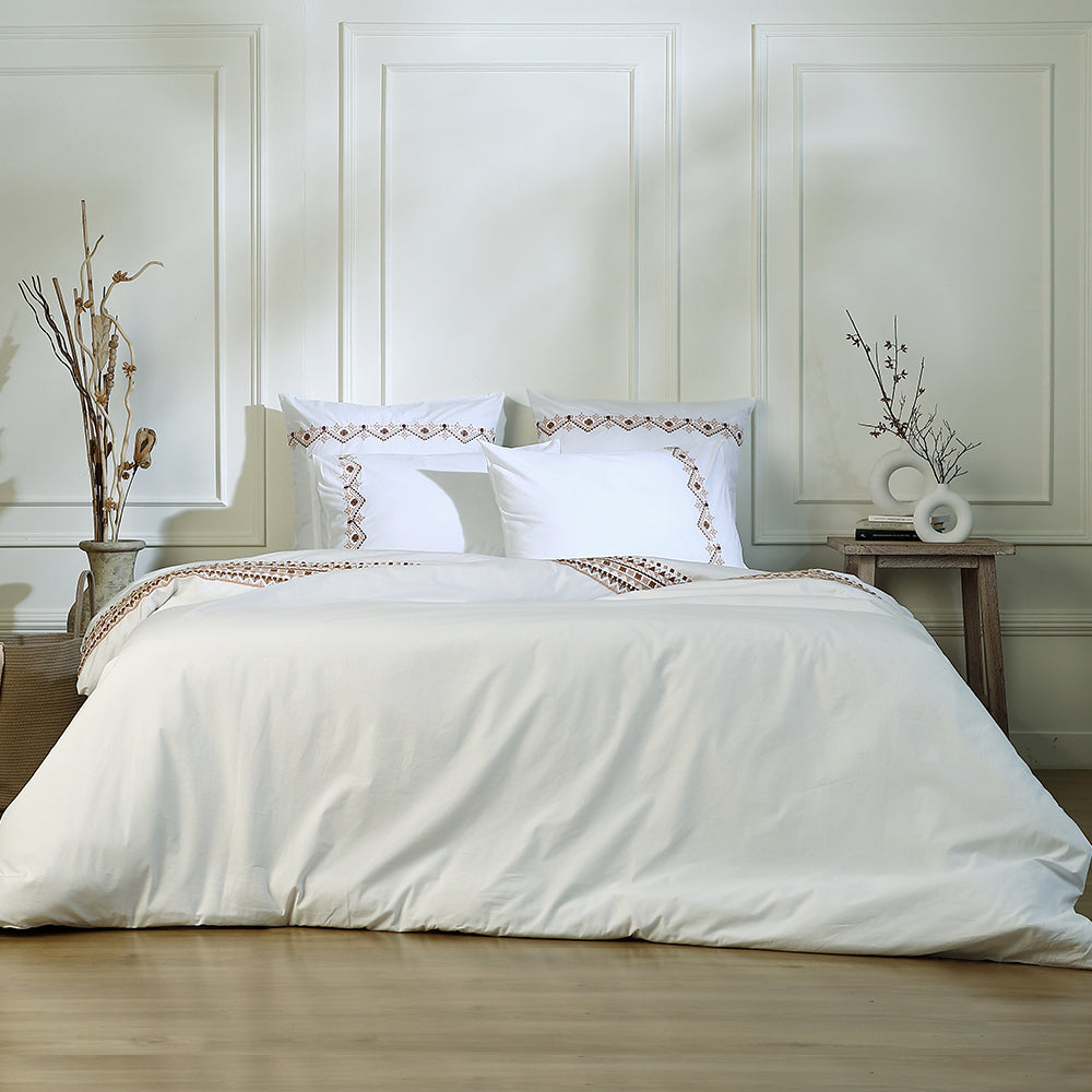 Parure de lit brodée percale de coton blanc broderie caramel NORA