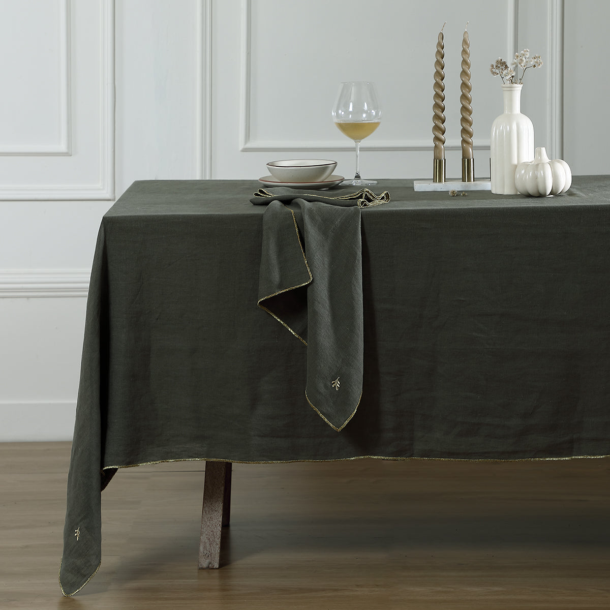 Nappe + 4 serviettes lin lavé 150x250 CAMILLE - vert kaki / or