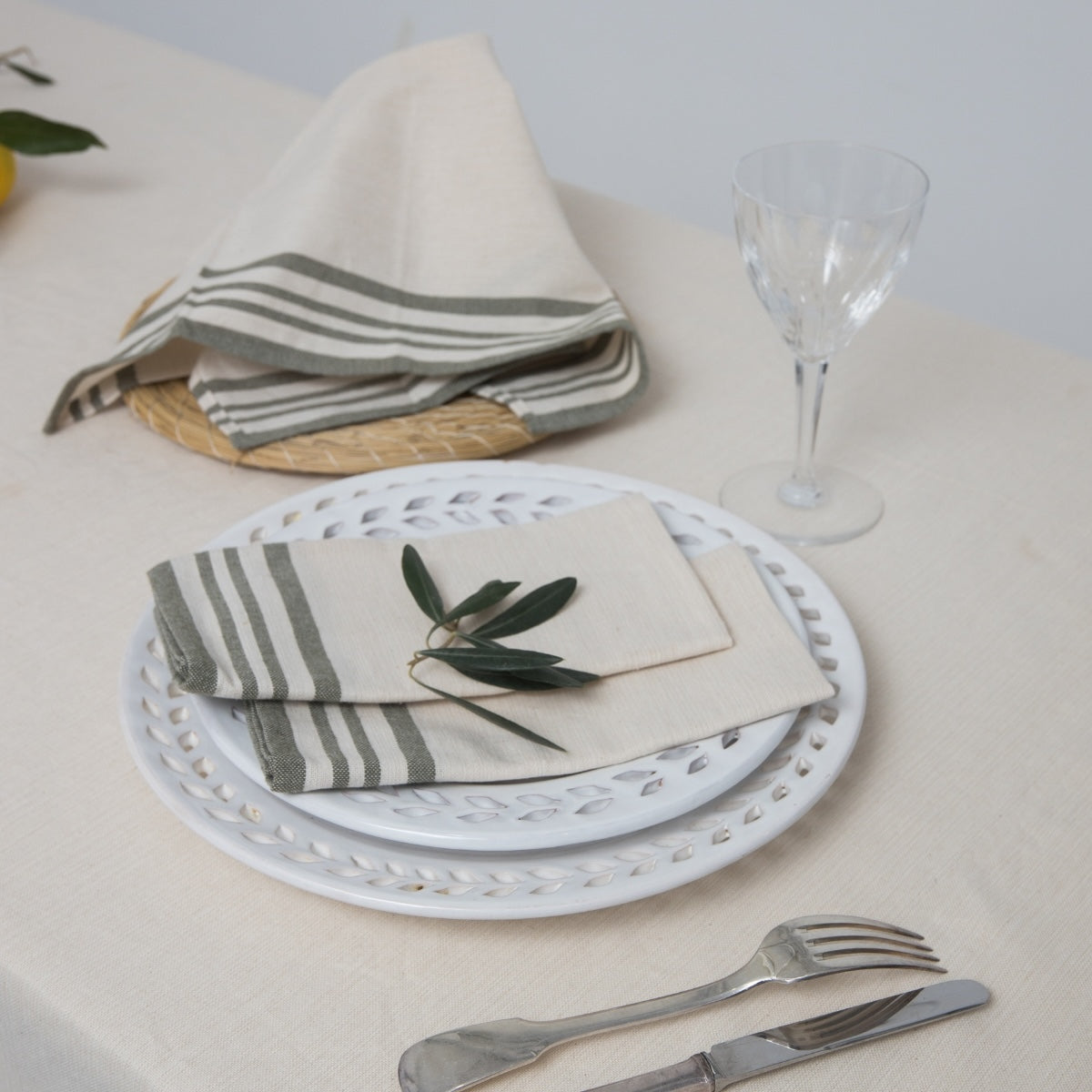 Nappe + 8 serviettes coton 180x350 GUETARY - beige lin / vert olive