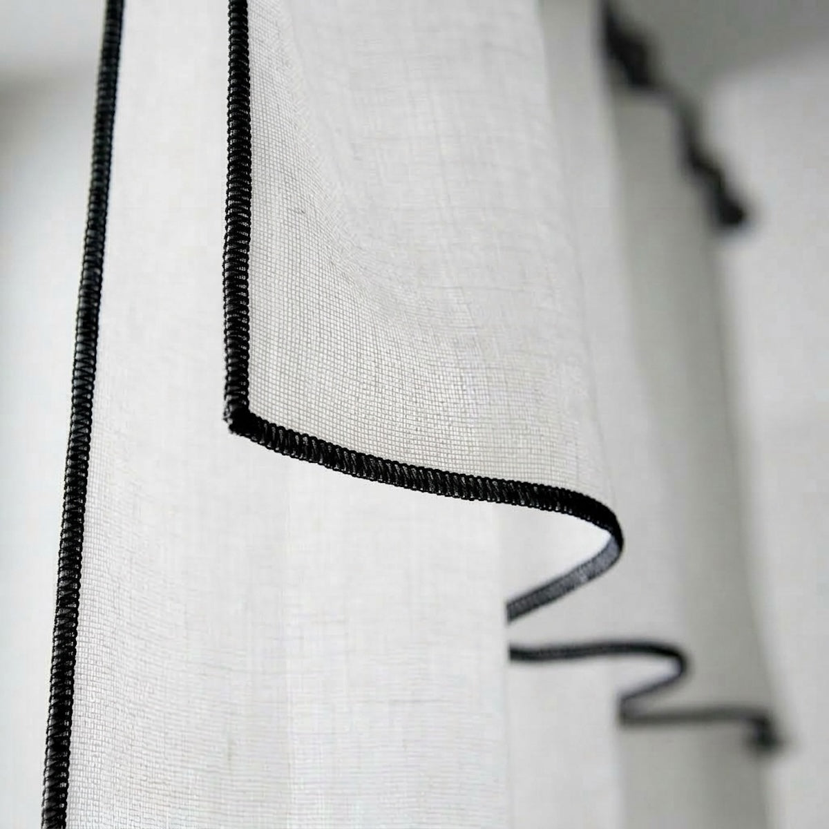 Voilage panneau (x2) voile de coton bio 140x290 BRUMA - blanc / noir