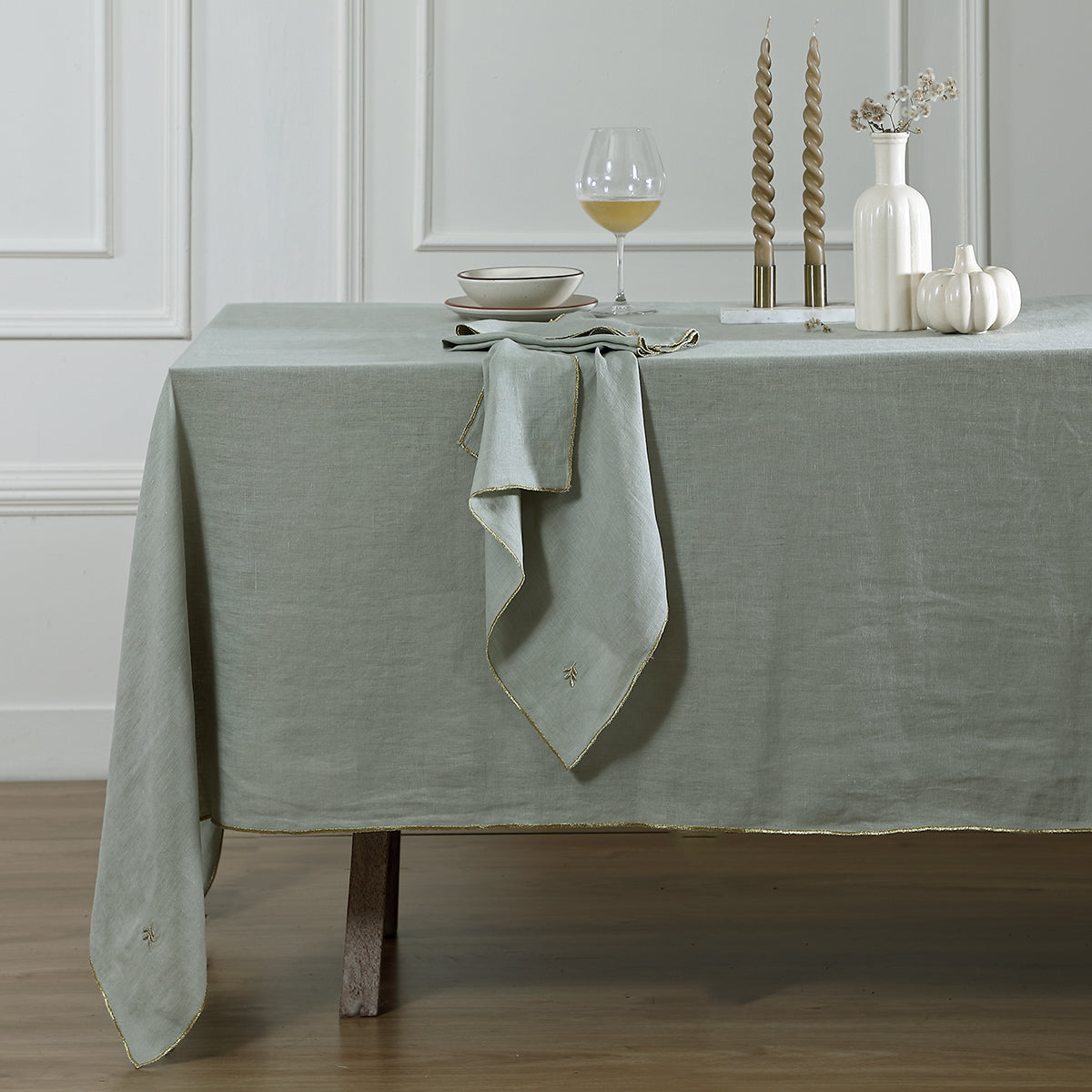 Nappe + 8 serviettes lin lavé 150x350 CAMILLE - vert céladon / or